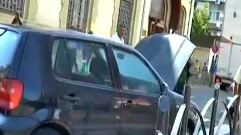 Mașină cuprinsă de flăcări în Vâlcea