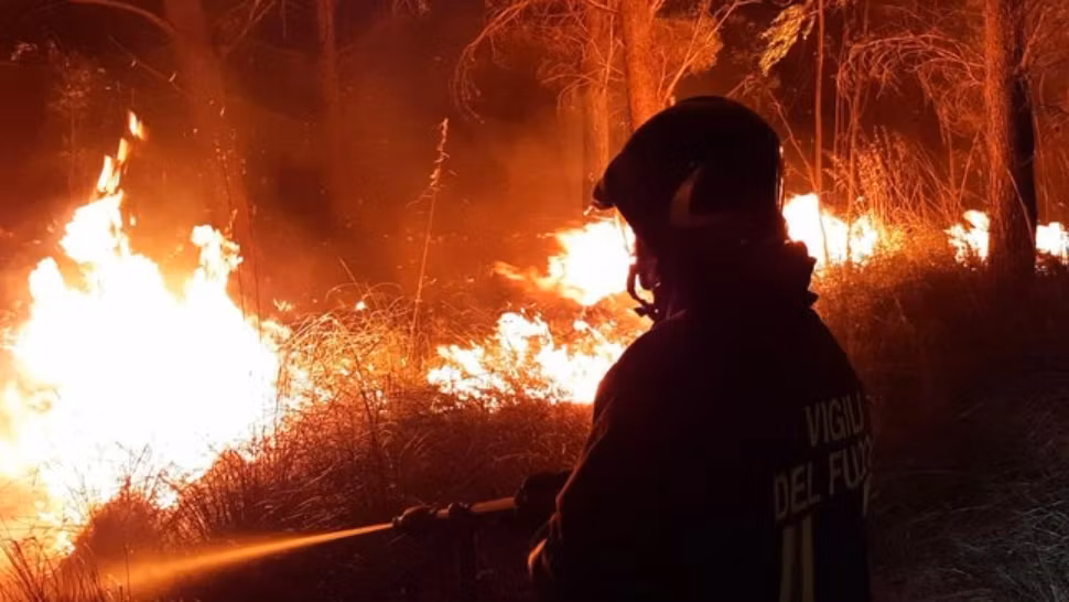 Situație DISPERATĂ în Italia din cauza incendiilor mistuitoare: O regiune din sud cere stare de URGENȚĂ