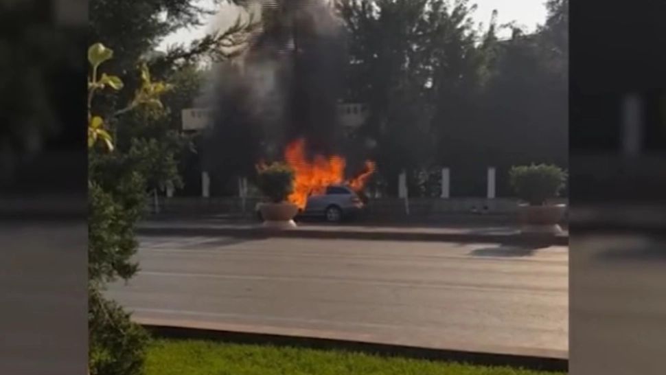 O mașină a luat foc în zona Timpuri Noi, sub privirile trecătorilor