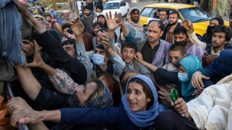 Mii de oameni din Afganistan vor să părăsească ţara