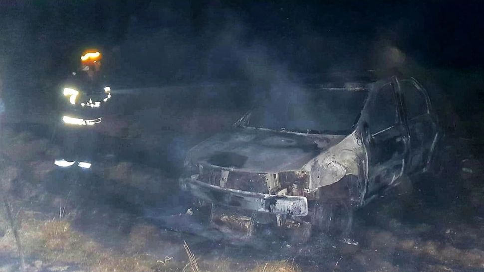 A ambalat mașina pe câmp, până când iarba a luat foc, cu tot cu autovehicul. Foto/ISU Giuergiu
