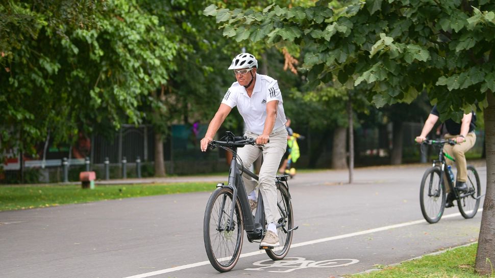 Klaus Iohannis, cu bicicleta spre Cotroceni