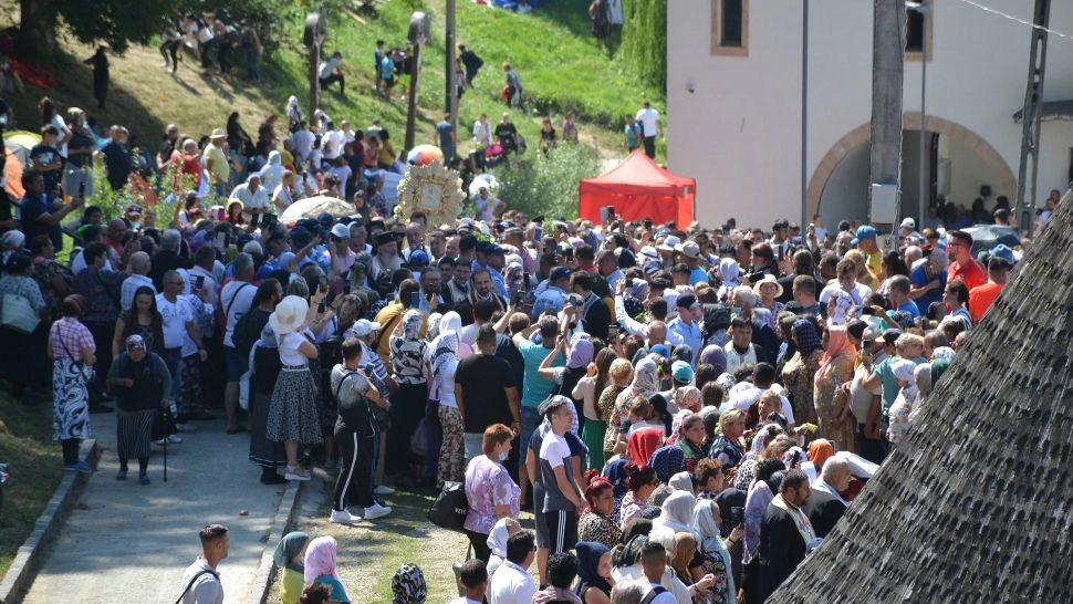 Cel mai mare pelerinaj al verii: MII de oameni, la mânăstirea Nicula, de Sfânta Maria