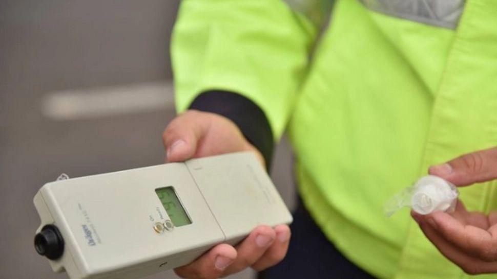 Poliţist cu aparat etilotest pe DN1