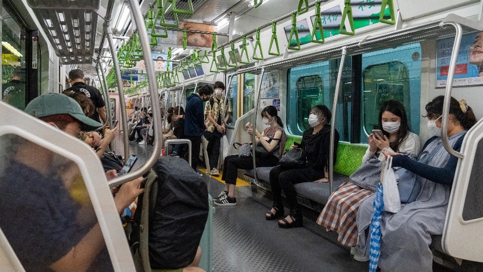 Oameni în metroul din Tokyo / Foto: ProfiMedia