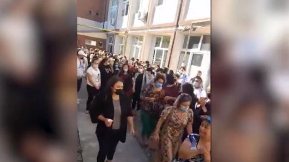 Sute de părinți, bunici și dascăli au protestat în fața instituției. Captură video