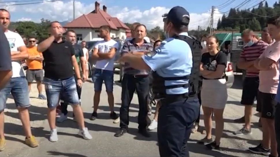 Au ieșit în stradă, nemulțumiți că nu se asflaltează șoeseaua. Foto/Captură video