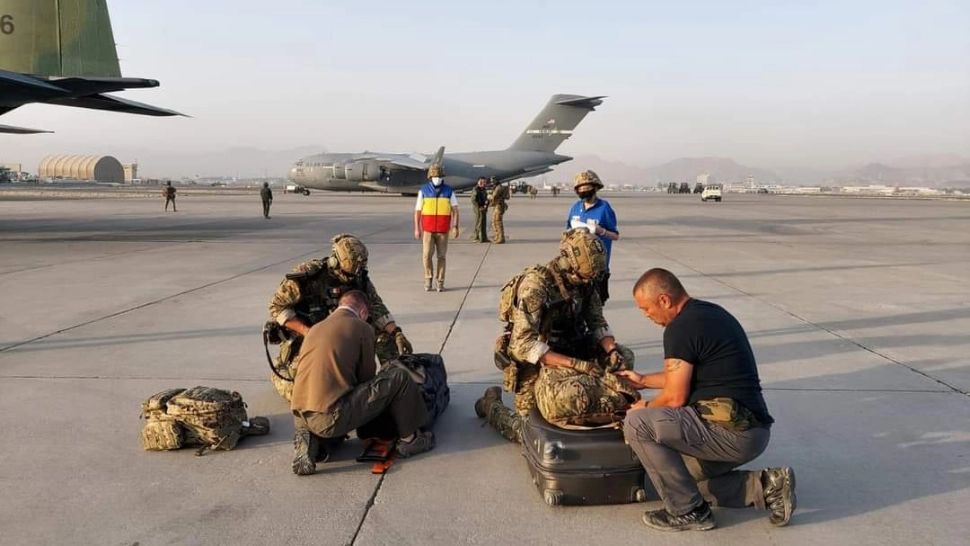 14 români blocați în Kabul au reușit să ajungă la aeroport