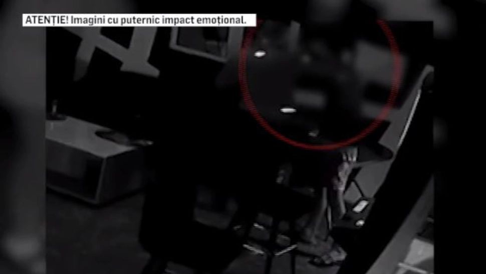 Momentul în care tânărul este înjunghiat în zona gâtului. Captură video