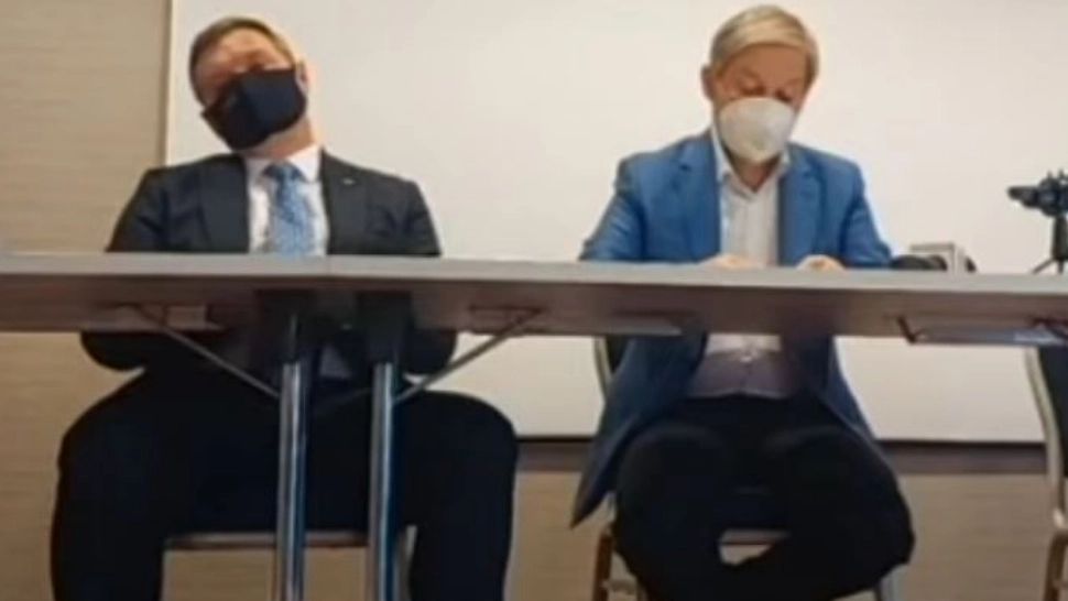 Ciprian Teleman a ațipit în timpul unei conferințe de presă. Foto/Captură video