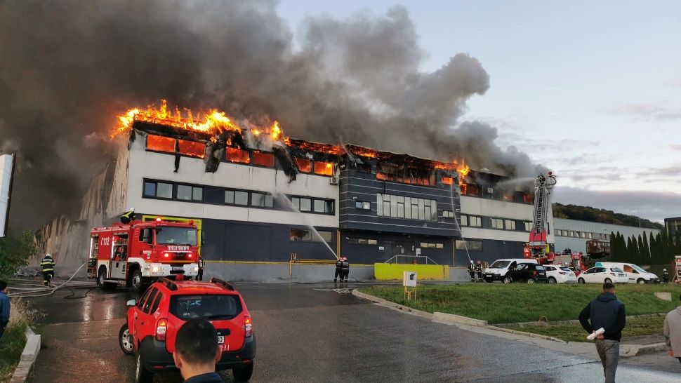 Incendiu violent într-un parc industrial din Cluj: s-a emis mesaj RO-Alert