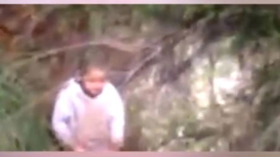 Momentul în care băiețelul este reperat din elicopter. Captură video