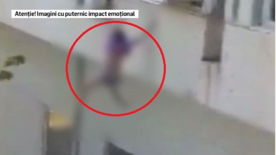 Momentul în care tânăra se aruncă de la etaj. Captură video