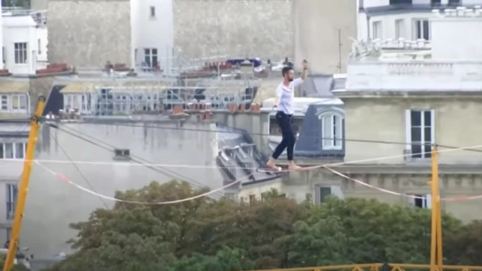 Cascador în Paris. Foto: captură YouTube