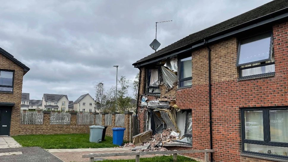 Casă lovită de TIR. Foto: captură Twitter