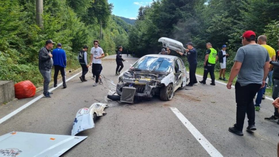 Mașina de raliu, în urma accidentului (foto: Ziarul din Muscel)