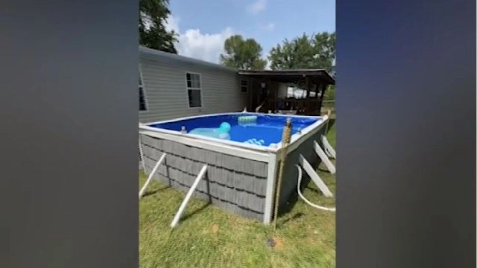 Un bărbat și-a construit o piscină în curte cu doar 140 de dolari