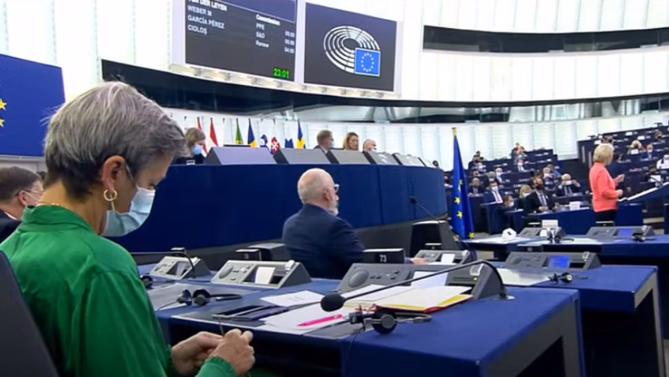 Comisar european tricotând în plenul PE / Captură video