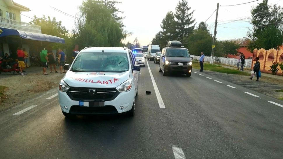 Pieton lovit de ambulanță pe DN2A