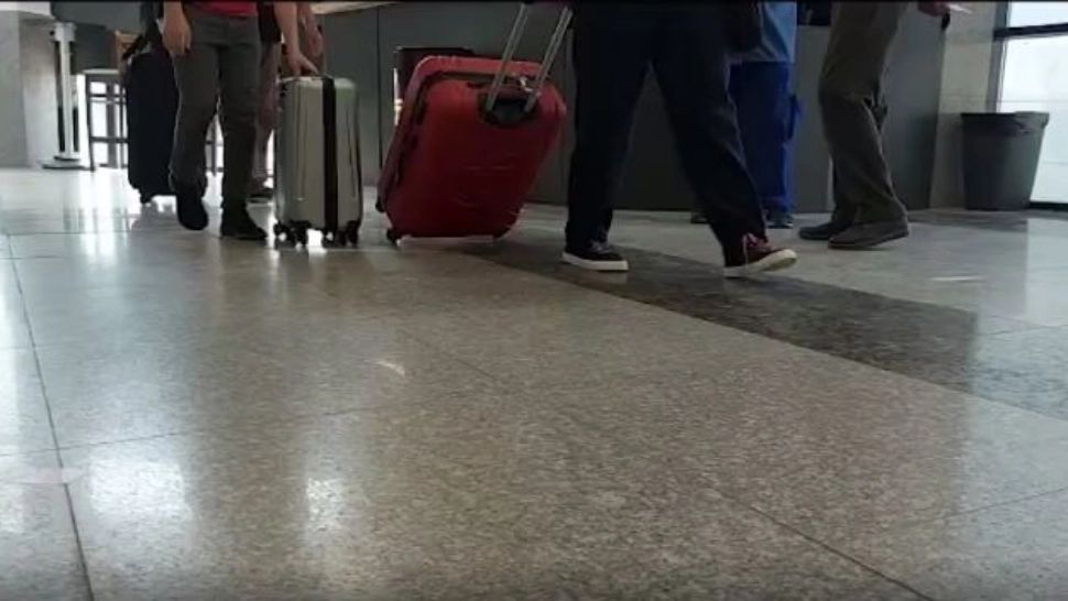 Oameni pe aeroport