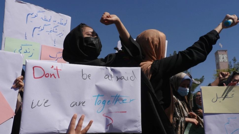 FEMEILE din Afganistan - proteste oprite VIOLENT de talibani Foto: Twitter.com
