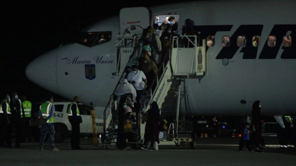 Afganii evacuați de România din Afganistan au ajuns la București. Foto: Inquam Photos / George Călin