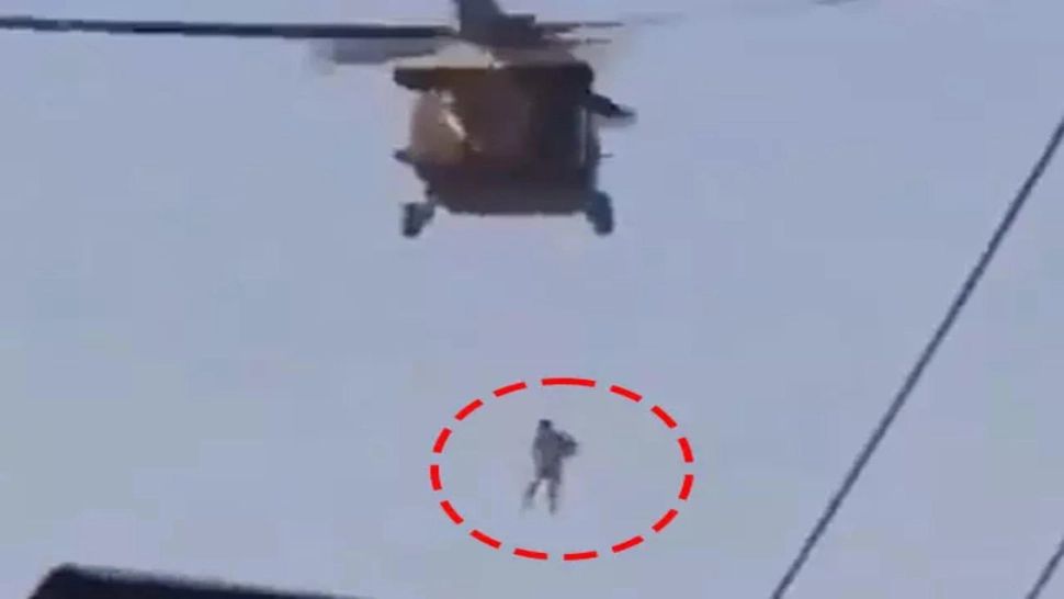 Barbat legat de elicopter