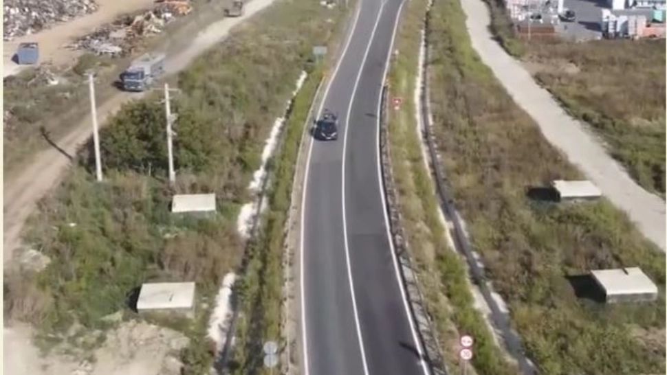 O groapă de gunoi cu zeci de mii de tone de deșeuri, aflată lângă autostrada Sebes-Turda.