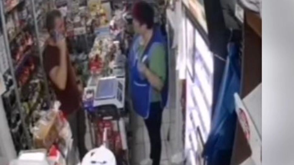 Momentul în care un bărbat a încercat să cumpere un pachet de ţigări cu o bancnotă falsă. Captură video