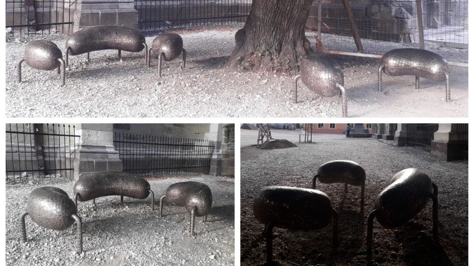 Băncile montate în curtea Bisericii Negre 