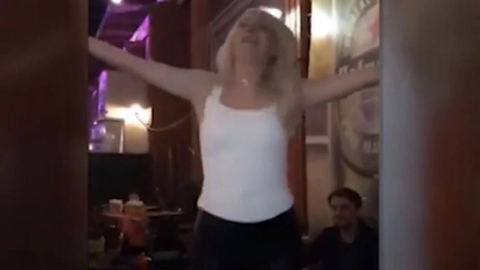 Dezmăț în club al tinerilor liberali clujeni. Foto/Captură video