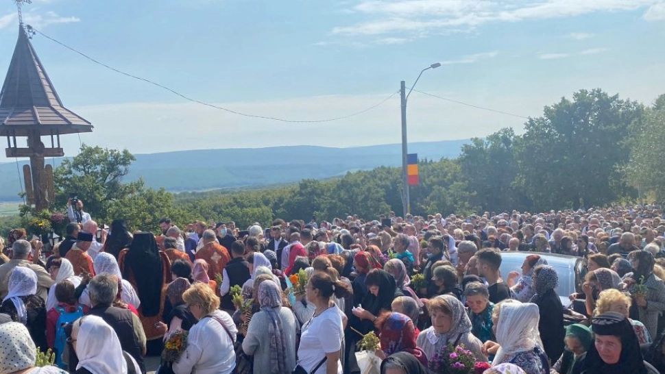 SUTE de credincioși la Drumul Crucii - Calea Durerii lui Iisus Hristos, refăcută în Moldova