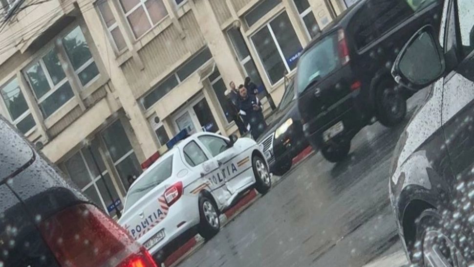 Mașina de Poliție a fost lovită în plin de un alt autoturism