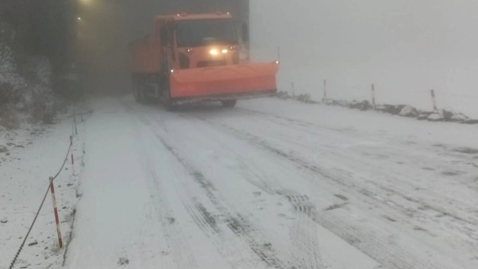 Strat de zăpadă de peste 10 cm pe Transfăgărășan