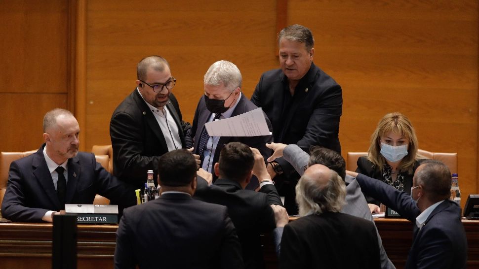 Scandalul din Parlament continuă pe moțiunea de cenzură Foto: INQUAM/George Călin