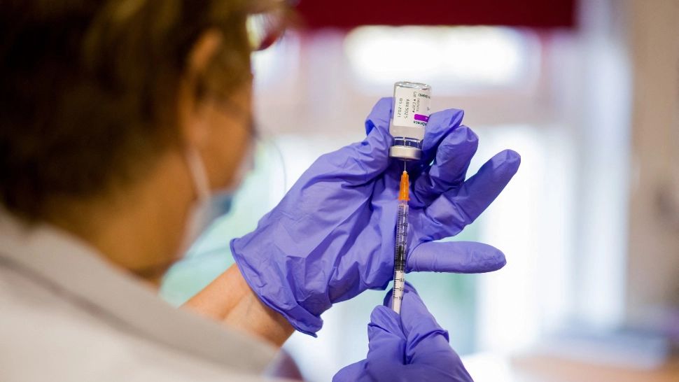 Țara care are 85% din oameni vaccinați și trece la doza 3. Foto/Profimedia