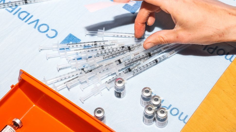 Doza a treia se va face cu vaccin de la Pfizer și Moderna. Foto/Profimedia