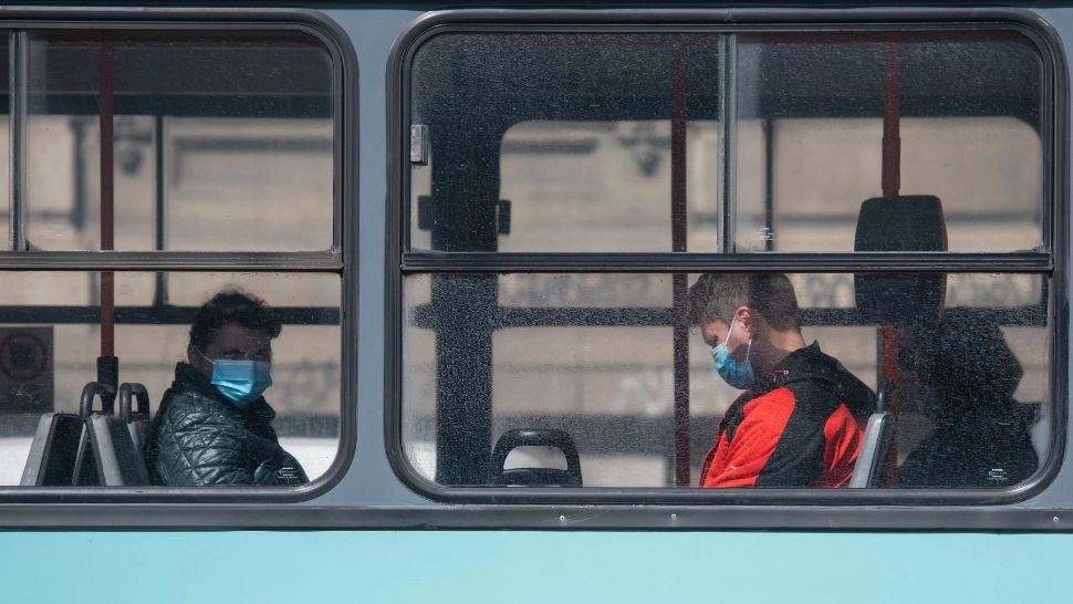 Bucureșteni în autobuz / Foto: Profimedia