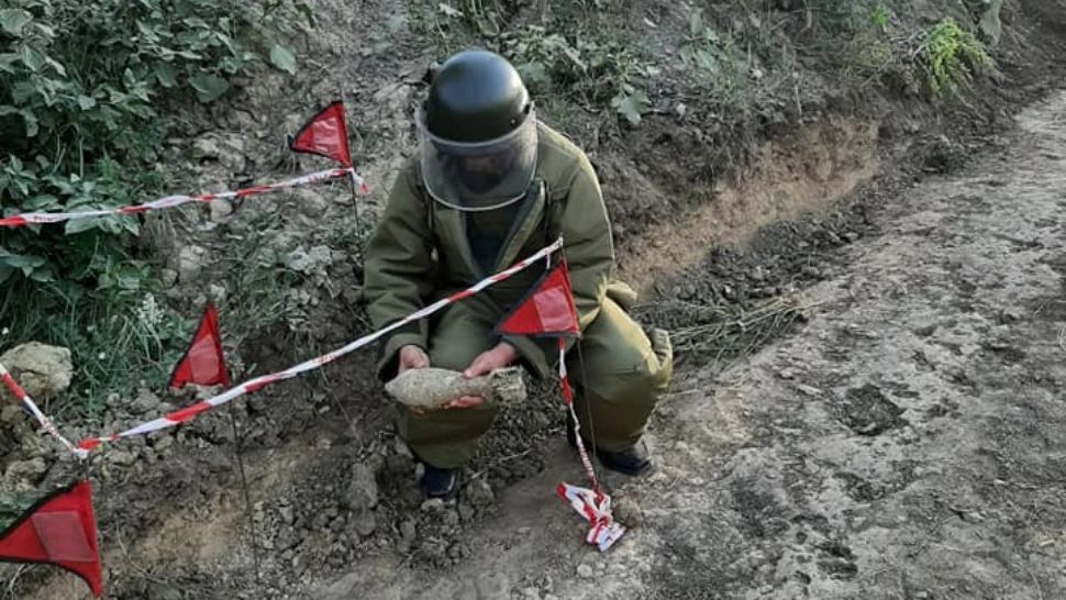 Bombă neexplodată găsită de un grup de muncitori pe marginea drumului. Foto/IGSU