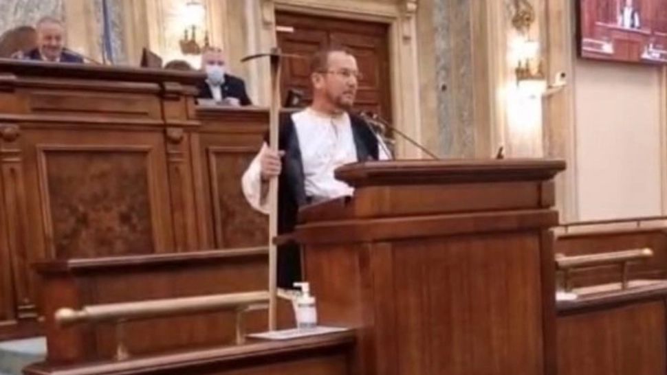 Senator PSD cu sapa în mână