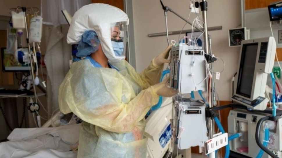 Pacienți cu forme grave de Covid așteaptă loc liber la ATI. FOTO: Profi Media