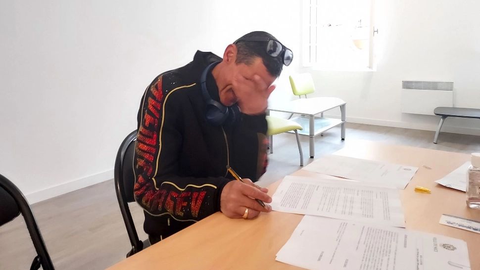 Un cerșetorul român plânge de bucurie după ce a primit o casa si un job. Sursa foto: Solidarité 06 