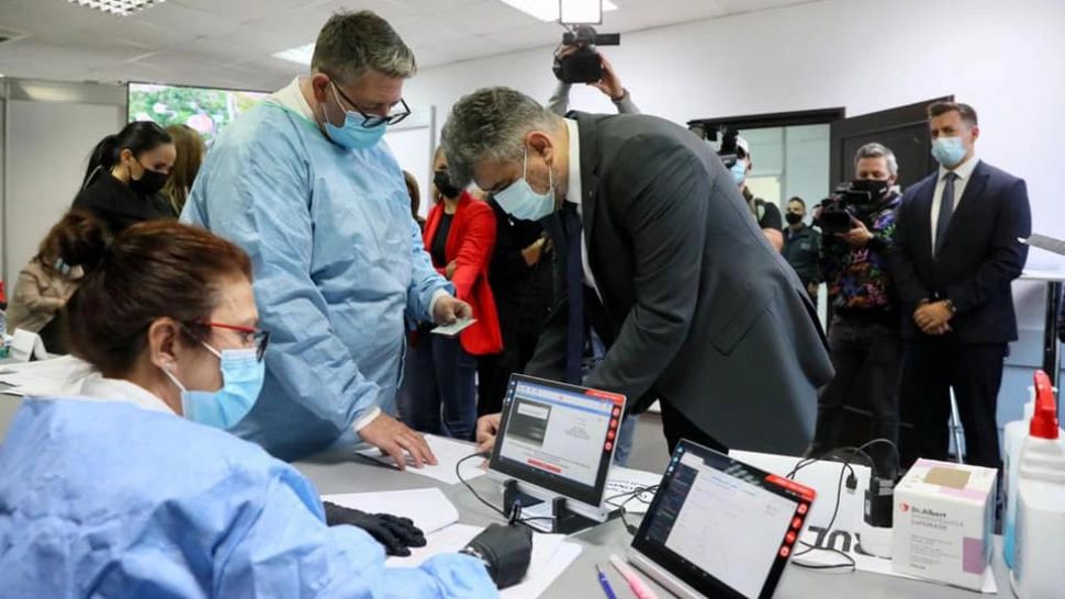 Marcel Ciolacu, la centrul de vaccinare Romexpo. Foto: Facebook