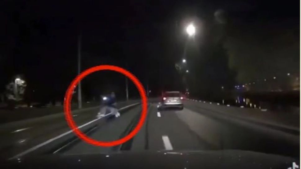 Momentul în care un tânăr cu trotinetă cade în fața unei mașini. Captură video