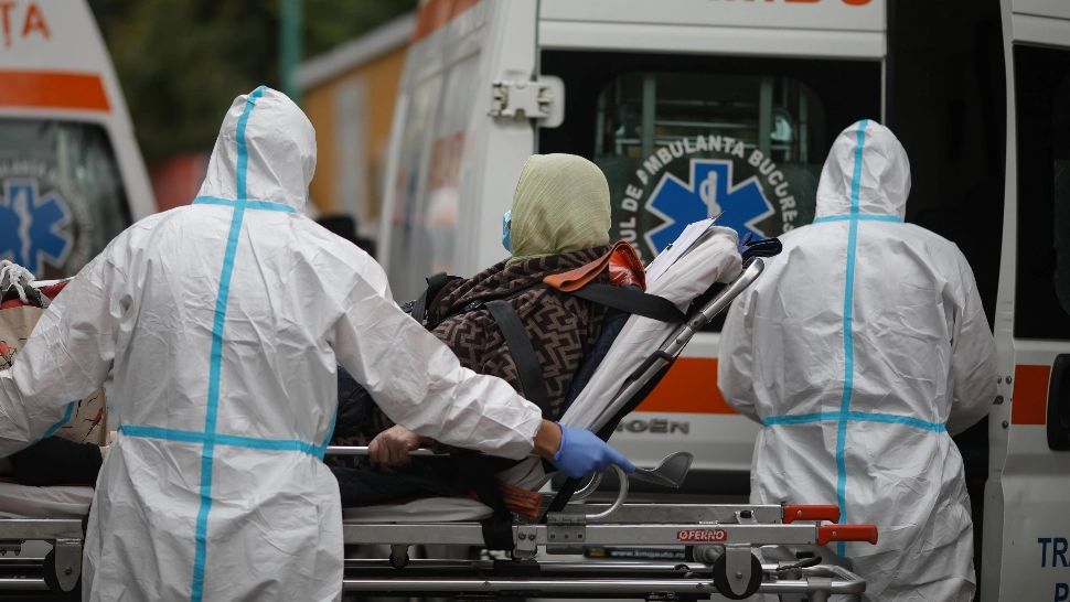 Ambulanțe cu pacienți Covid. Foto: Inquam / Octav Ganea
