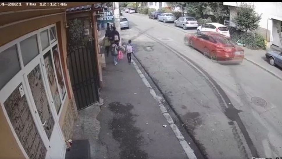 O fetiță a fost rănită după ce a sărit în fața unei mașini. Captură video