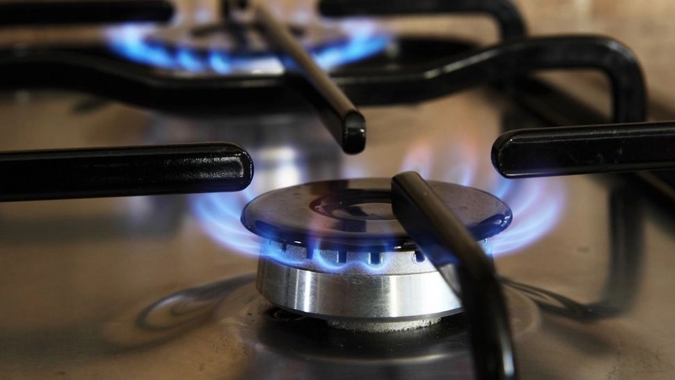 Un bărbat a murit și fiica sa este intoxicată cu gaz, după ce au încercat să se încălzească la aragaz