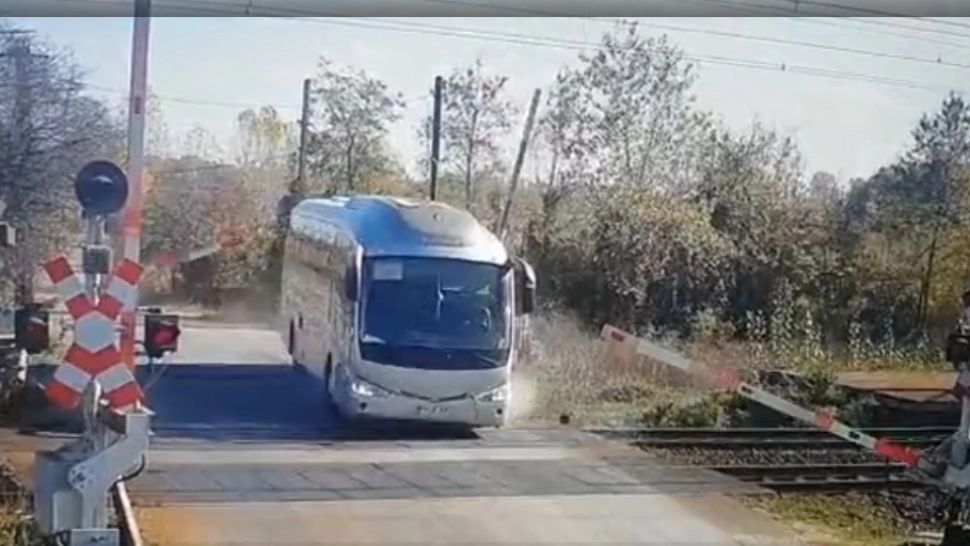 Un șofer a rupt barierele de la calea ferată (captură video)