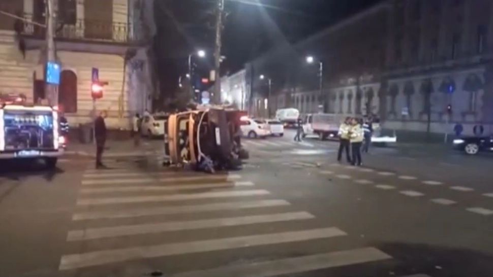 Biciclist lovit de ambulanță. Foto/Captură video