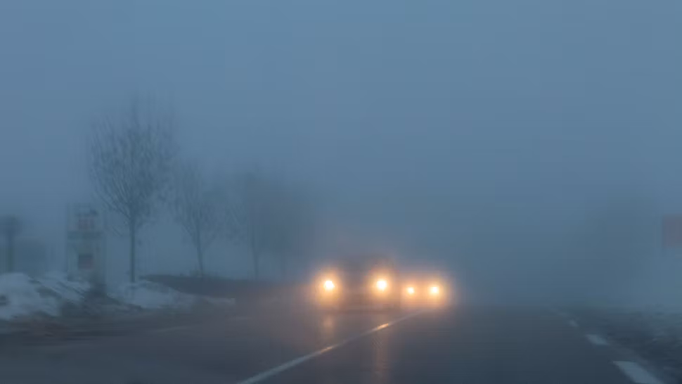 Ceață densă în mai multe județe, luni seară. Vizibilitatea scade sub 50 de metri pe multe șosele. Care sunt zonele vizate